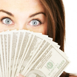 nő arca előtt legyező pénzből