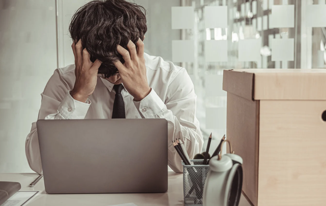 Az érzelmi stressz és a munkahelyváltás: Hogyan lehet kezelni a személyes érzelmeket felmondás esetén?